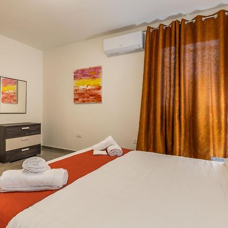 3 Bedroom Apartment - Walking Distance From Airport Gudja Buitenkant foto
