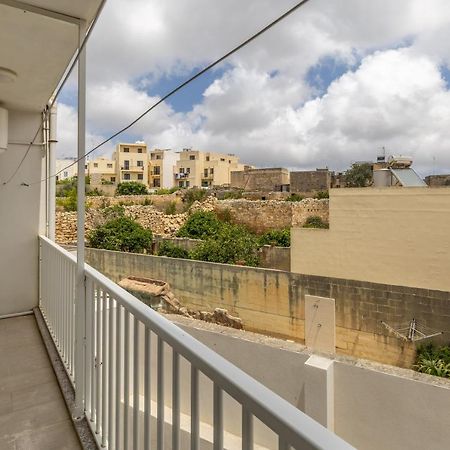 3 Bedroom Apartment - Walking Distance From Airport Gudja Buitenkant foto