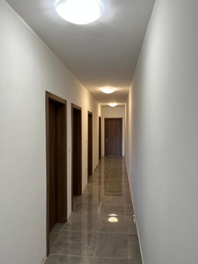 3 Bedroom Apartment - Walking Distance From Airport Gudja Buitenkant foto