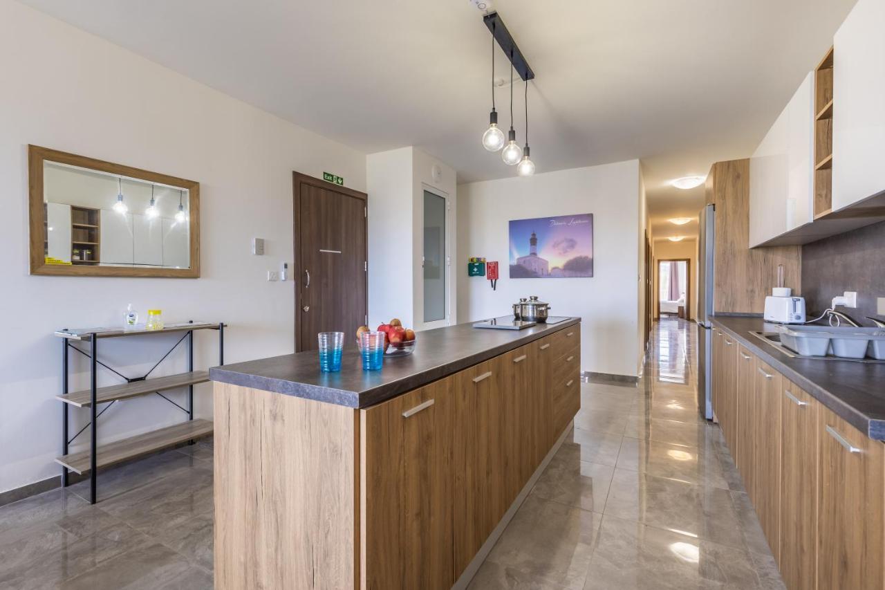 3 Bedroom Apartment - Walking Distance From Airport Gudja Buitenkant foto