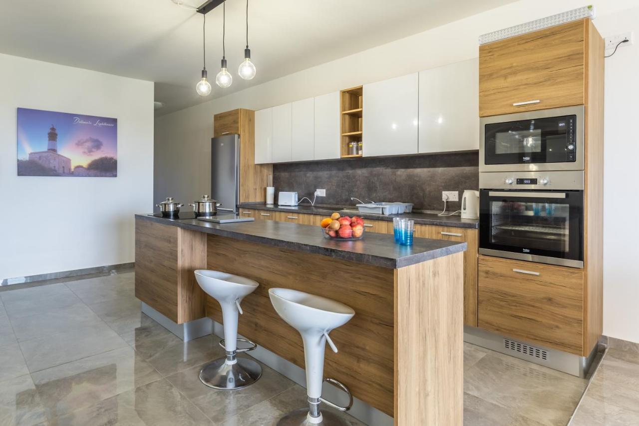 3 Bedroom Apartment - Walking Distance From Airport Gudja Buitenkant foto