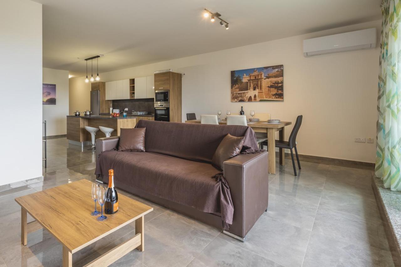 3 Bedroom Apartment - Walking Distance From Airport Gudja Buitenkant foto