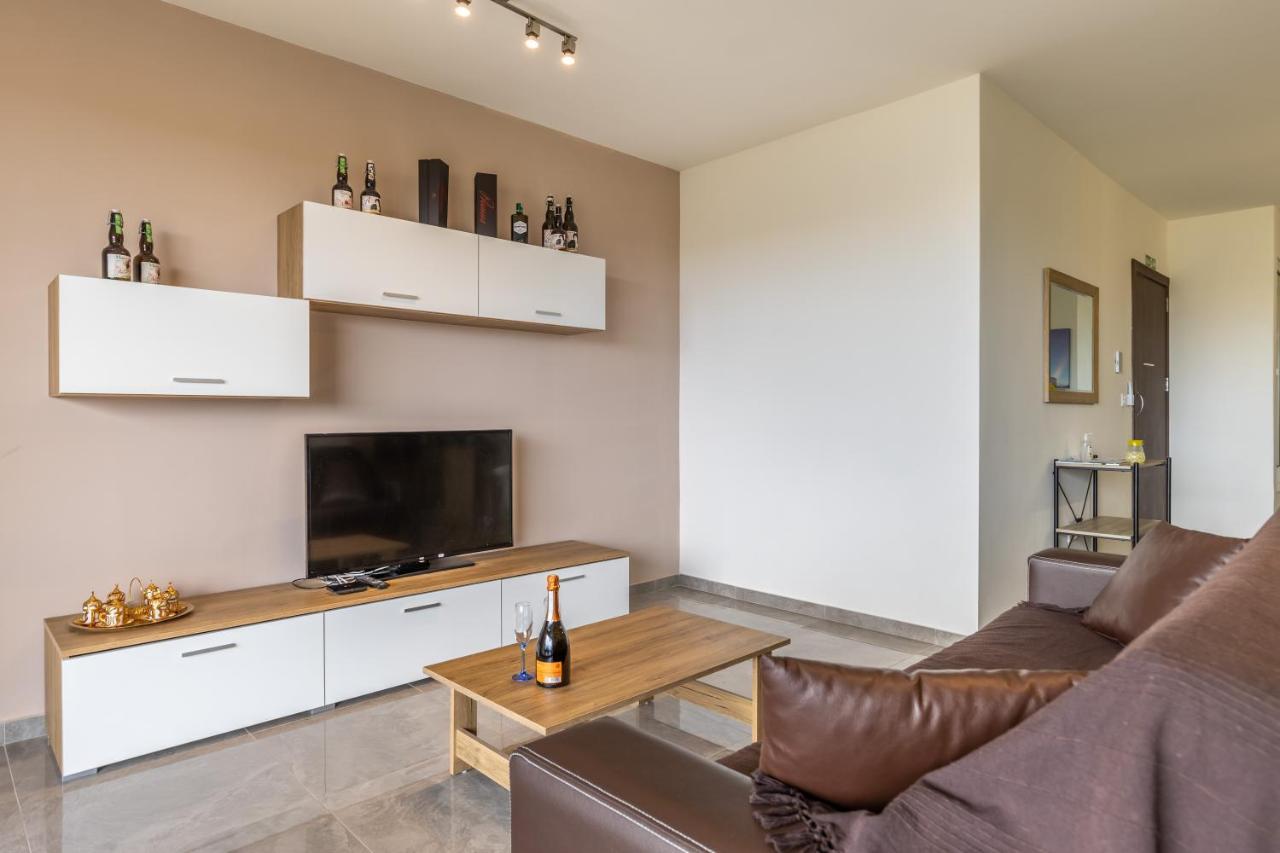 3 Bedroom Apartment - Walking Distance From Airport Gudja Buitenkant foto