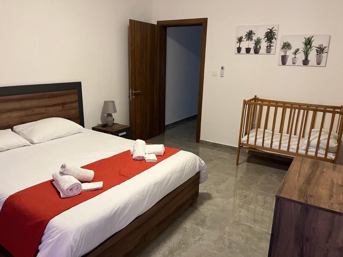 3 Bedroom Apartment - Walking Distance From Airport Gudja Buitenkant foto