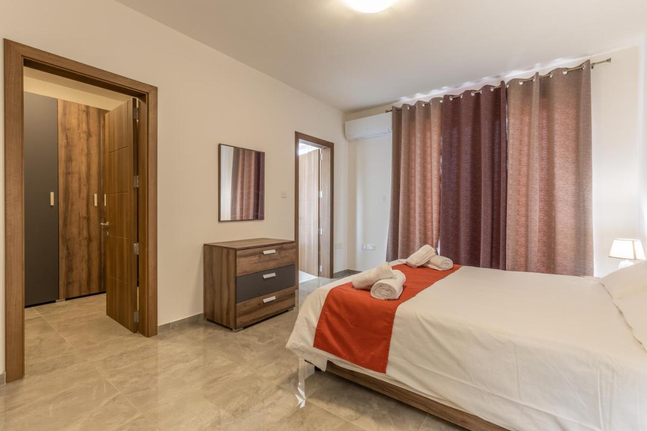 3 Bedroom Apartment - Walking Distance From Airport Gudja Buitenkant foto