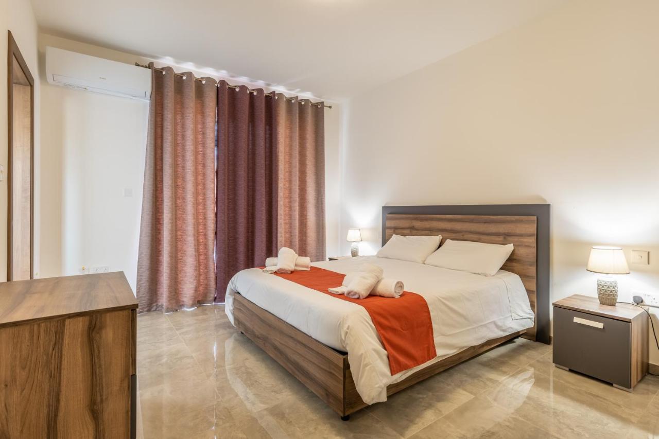 3 Bedroom Apartment - Walking Distance From Airport Gudja Buitenkant foto