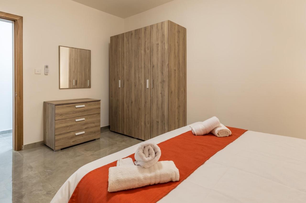 3 Bedroom Apartment - Walking Distance From Airport Gudja Buitenkant foto