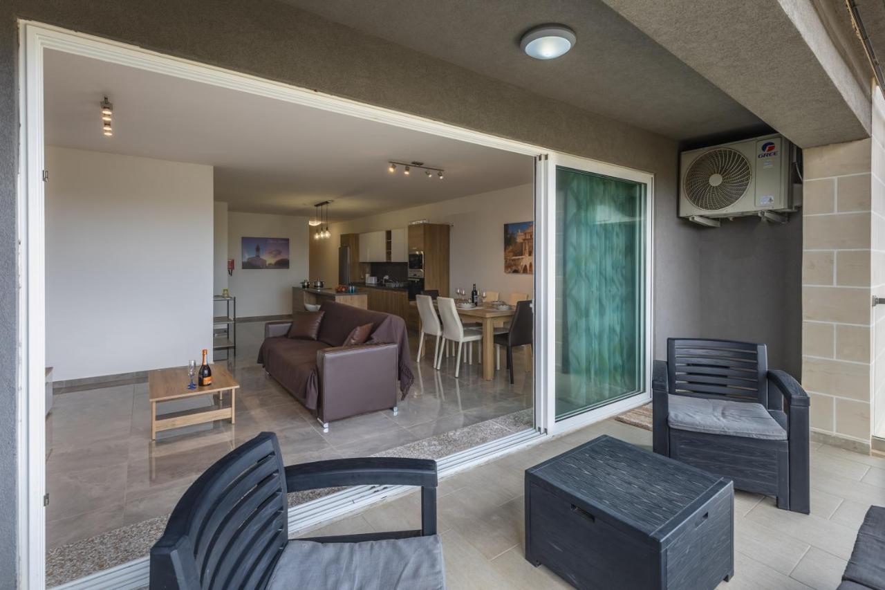 3 Bedroom Apartment - Walking Distance From Airport Gudja Buitenkant foto