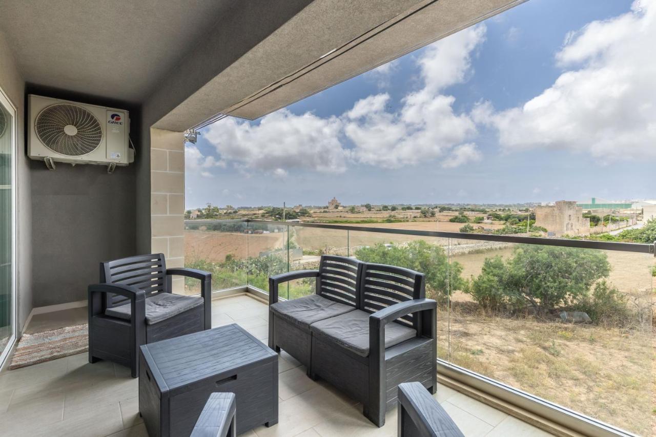 3 Bedroom Apartment - Walking Distance From Airport Gudja Buitenkant foto